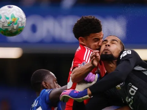 Cận cảnh va chạm kinh hoàng của Sanchez và Gibbs-White