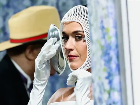 Katy Perry diện trang phục lấy cảm hứng từ AI trên thảm đỏ Met Gala 2026
