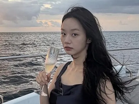 Nữ diễn viên Hyeri diện váy mỏng tang, thả dáng quyến rũ trên du thuyền