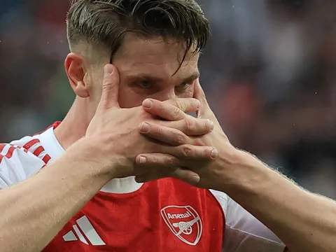 Một cú chạm, định đoạt cả Arsenal
