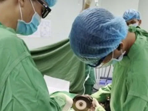Ca cấp cứu hy hữu, bác sĩ dùng máy cắt bỏ đai ốc siết vùng nhạy cảm bệnh nhân