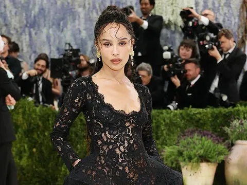 Zoe Kravitz khéo léo giấu nhẫn đính hôn trên thảm đỏ Met Gala 2026