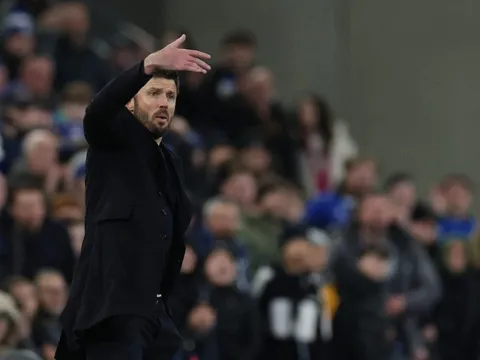 Rooney bảo vệ Carrick trước làn sóng hoài nghi