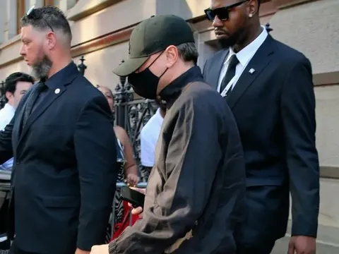 Leonardo DiCaprio và Vittoria Ceretti bị bắt gặp hẹn hò trước thềm Met Gala
