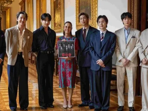 Tổng thống Mexico chào đón BTS, 50.000 người hâm mộ phủ kín quảng trường trung tâm