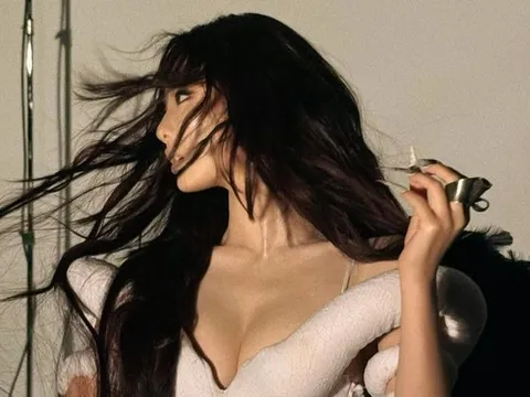 Ningning (aespa) diện đồ cắt xẻ táo bạo, thấn thái cuốn hút khiến dân tình trầm trồ