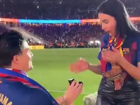Màn cầu hôn ngọt ngào ở El Clasico