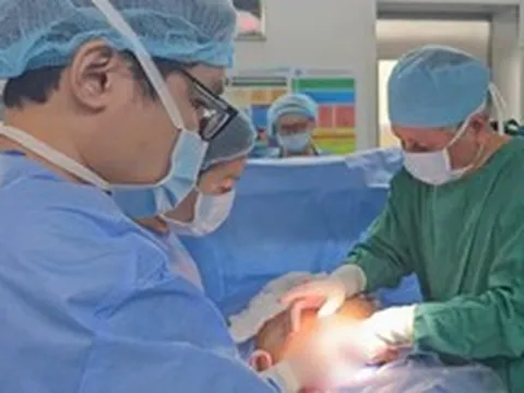 Thai nhi mắc tim bẩm sinh, cặp đôi New Zealand sang Việt Nam chữa trị