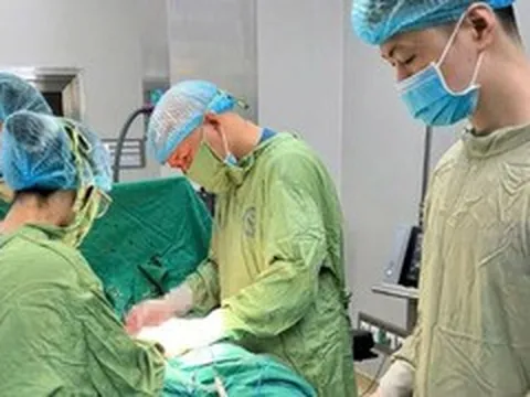 Bụng to bất thường, bé gái 14 tuổi phát hiện khối u buồng trứng ác tính khổng lồ
