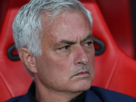 Mourinho bất lực nhìn Benfica hụt hơi