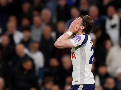 Tottenham tự kéo mình xuống vực