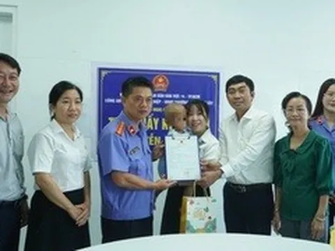 Trao giấy khai sinh cho bé trai 2 tuổi bị mẹ ruột và cha dượng bạo hành ở TP.HCM