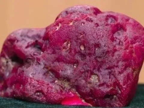 Myanmar: Tìm thấy viên ruby chất lượng cao, nặng 2,2kg