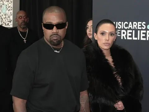 Vợ Kanye West gây tranh cãi với trang phục cắt xẻ táo bạo