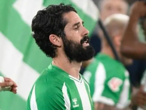 Isco bật khóc