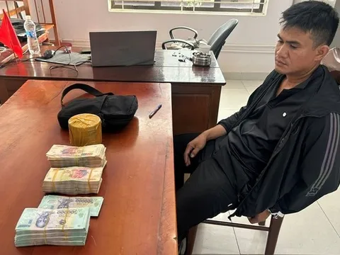 Bắt 2 đối tượng bán đá thiên thạch giả, chiếm đoạt 400 triệu đồng