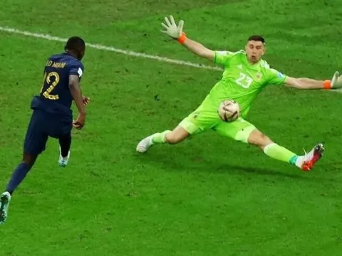 Muani trượt dài sau cú đá hỏng trước Argentina