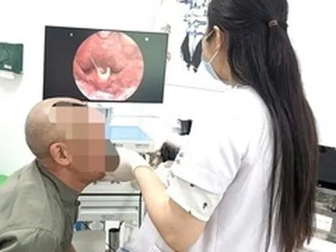 Nhai đá sau khi vận động, người đàn ông 66 tuổi suýt bít đường thở vì áp xe