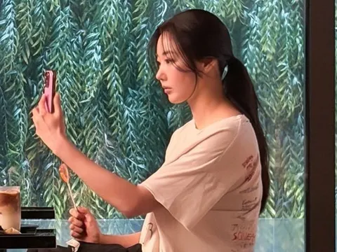 Nữ diễn viên Kim Sa Rang gây ấn tượng với vẻ đẹp trẻ trung ở tuổi U50