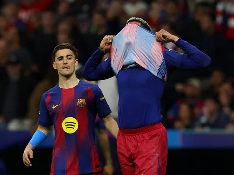 UEFA phạt Barcelona