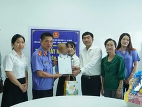 Bé trai 2 tuổi ở TP.HCM bị mẹ và người tình bạo hành dã man được ra viện