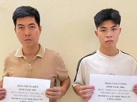 Nghi bố ngoại tình với chủ tiệm cắt tóc, 2 anh em xông vào quán đánh ghen
