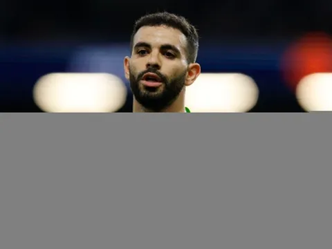 Hậu vệ Man City ngủ gục khi cả đội mừng vô địch