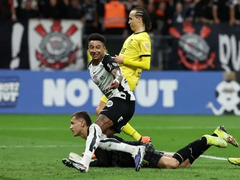 Lingard gây sốt với cái tên lạ sau lưng áo