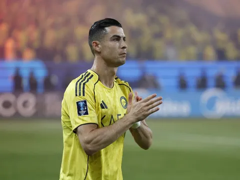 Ronaldo từ bỏ huy chương bạc