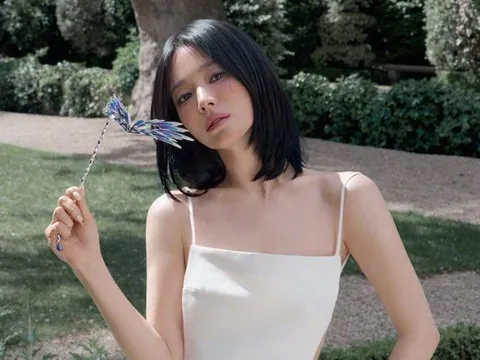 Song Hye Kyo diện váy hở lưng khoe nhan sắc gây sốt