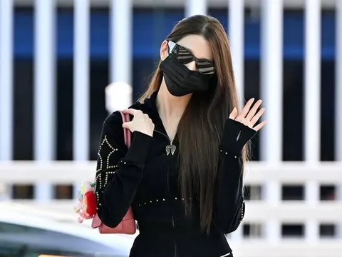 Khung hình sáng ngời ngợi của Jang Won Young (IVE) ở sân bay dù che kín