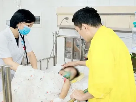 Khoảnh khắc thót tim: Bé 3 tuổi chui cổng sắt, suýt mất mạng