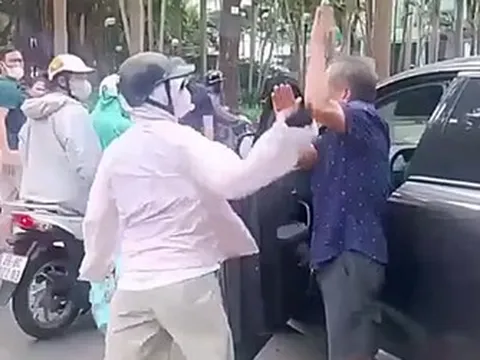 Người phụ nữ đi SH chửi tục, tát liên tiếp tài xế ô tô giữa phố bị công an mời lên làm việc