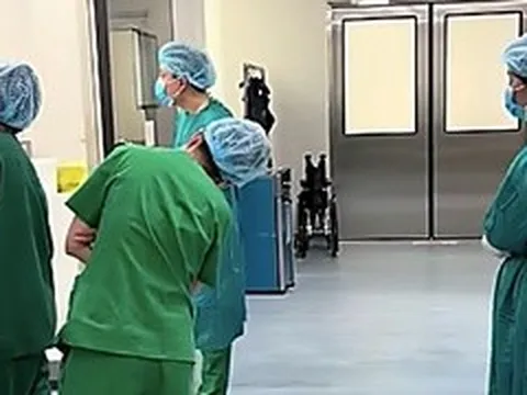 Thấy bác sĩ nép sau cánh cửa phòng mổ, nhiều người tưởng 'trốn việc' và sự thật phía sau