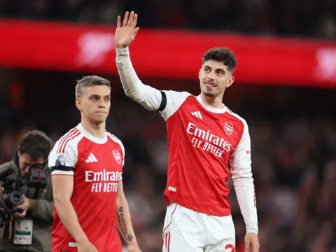 Arsenal đang nín thở chờ lịch sử