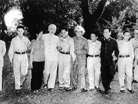 Sắt son một lòng hướng về Bác