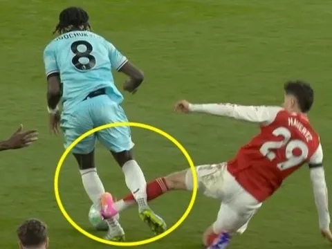 Quyết định gây phẫn nộ trong trận thắng của Arsenal