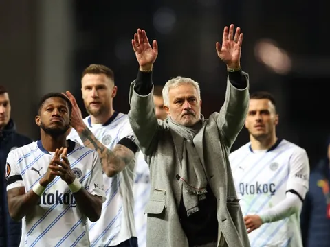 Mourinho không thể cứu Real Madrid một mình