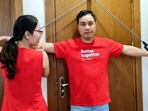 Vợ 'dìu' chồng vượt biến cố đột quỵ