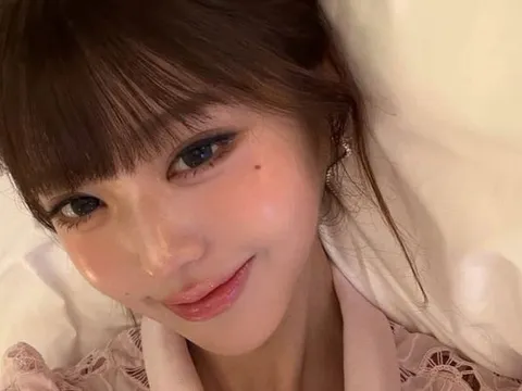 Jang Won Young (IVE) khoe vẻ đẹp gây xao xuyến