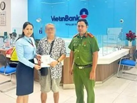 Công an phối hợp VietinBank kiểm tra giao dịch chuyển khoản của một khách hàng lớn tuổi