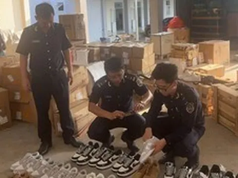 Hải quan liên tiếp phát hiện nhiều lô hàng nhái Nike, Adidas