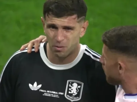 Thủ môn Martinez khóc