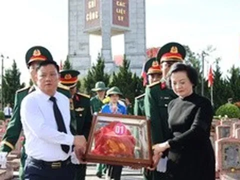 Đón 80 hài cốt liệt sĩ quân tình nguyện, chuyên gia Việt Nam hy sinh trên đất Lào trở về đất mẹ