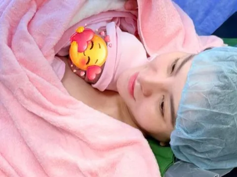 Hồ Việt Trung và Saka Trương Tuyền đón con gái 2,8kg chào đời