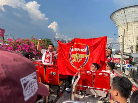 CĐV Arsenal mở hội ăn mừng tại Việt Nam