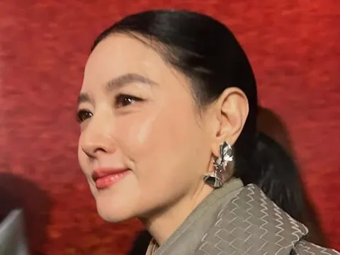 Khó tin về 'quốc bảo nhan sắc' Lee Young Ae ở tuổi U60