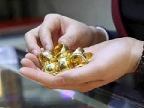 "Giá vàng giảm sâu, càng ôm vàng tôi càng lỗ nặng"