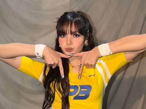 Lisa (BLACKPINK) quyến rũ ở hậu trường quay MV cổ vũ World Cup 2026