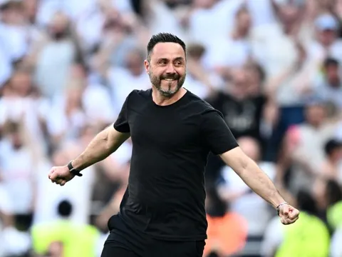 Tottenham vỡ òa sau khi trụ hạng